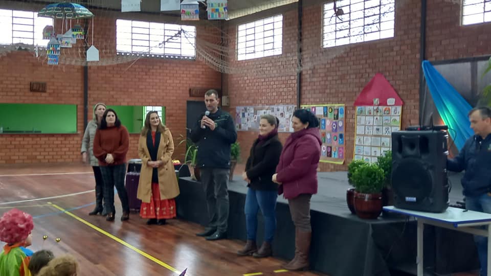 Feira do Livro promovida pela SMECE está sendo um sucesso