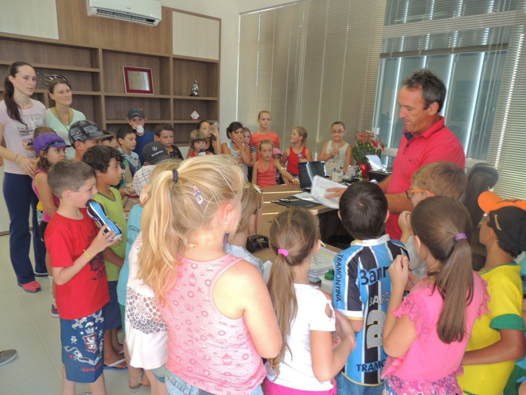 Alunos visitam Centro Administrativo Municipal e conhecem serviços públicos