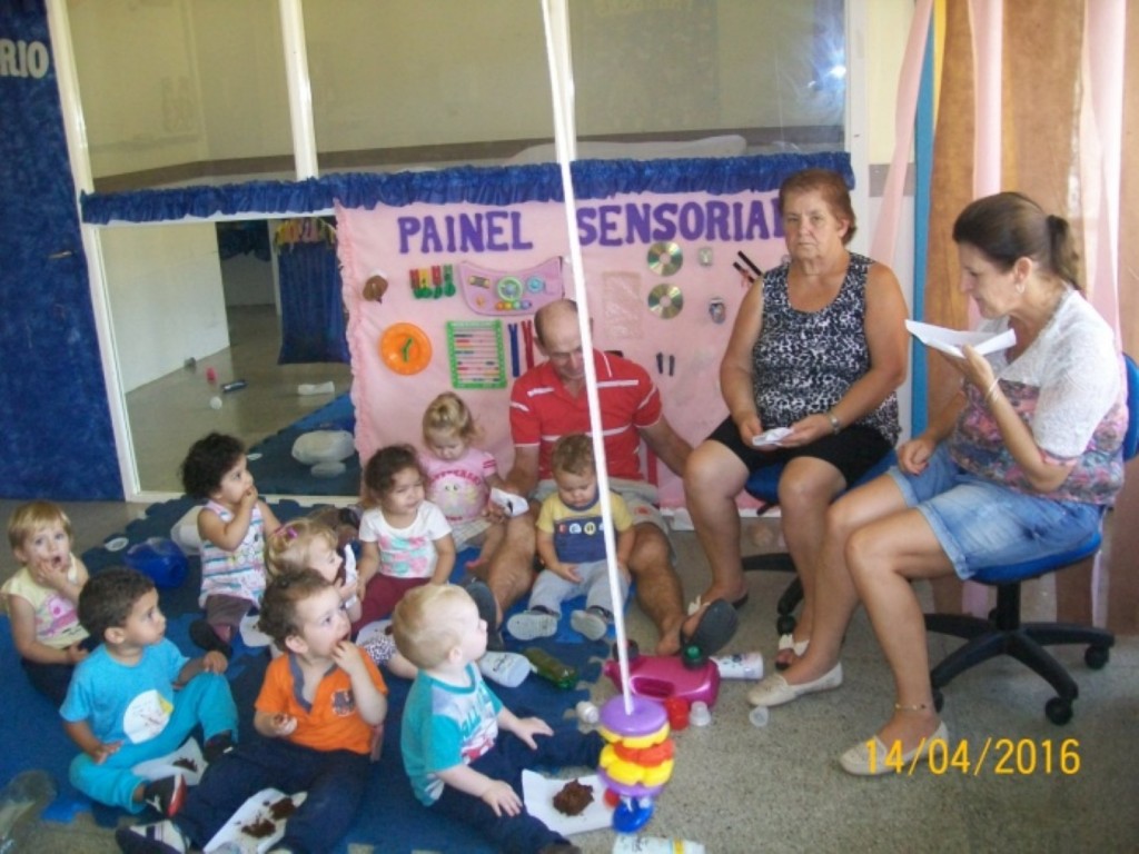 Avós participam de chá de confraternização com seus netos na EMEI Mundo Criança