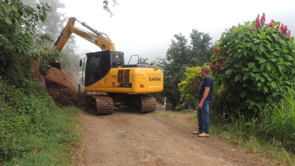 Foto do álbum "Secretaria de Obras realiza toda a recuperação do trecho junto a comunidade de Linha Alegre", 2021