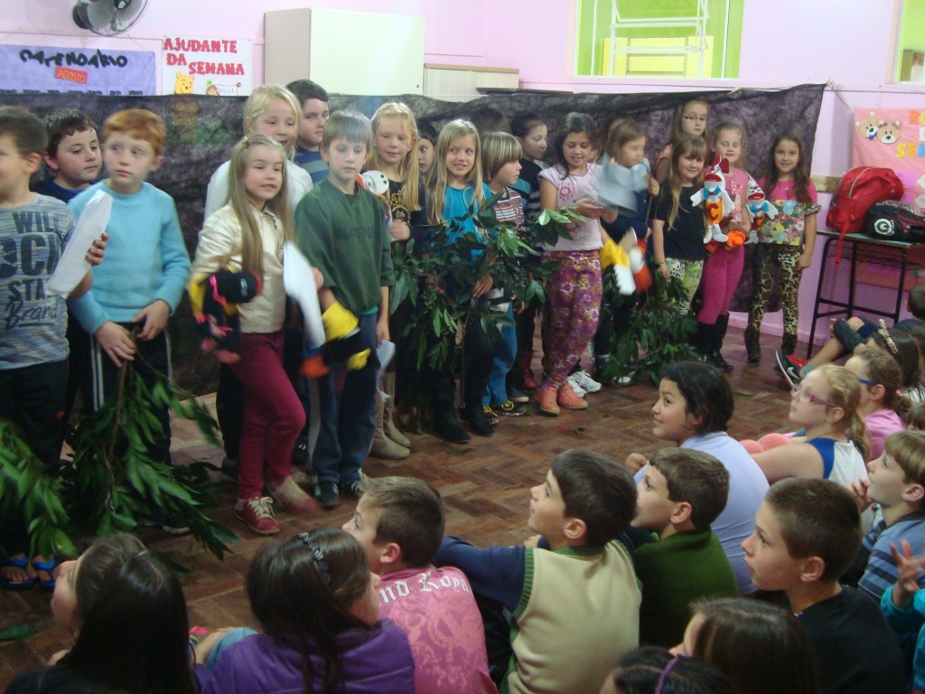 Alunos comemoram Semana do Folclore com teatro
