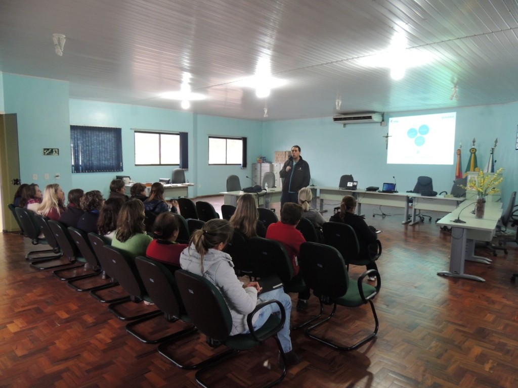 Formação para merendeiras da rede municipal conta com a participação de professor da UERGS