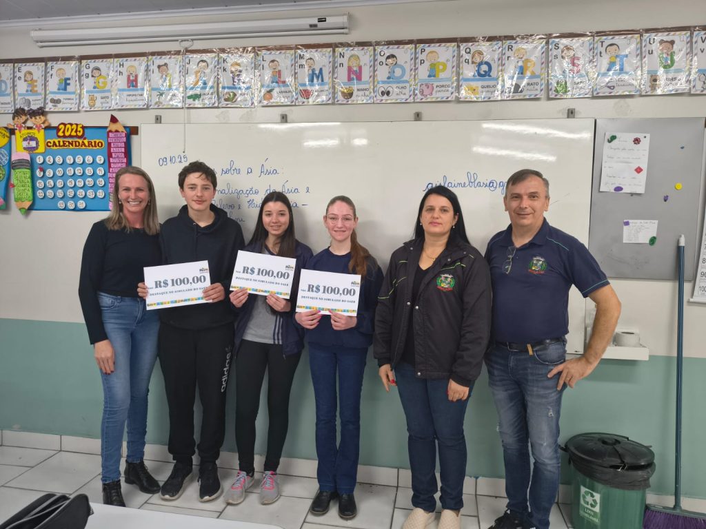 SMECE premia alunos que se destacaram no simulado da Prova SAEB