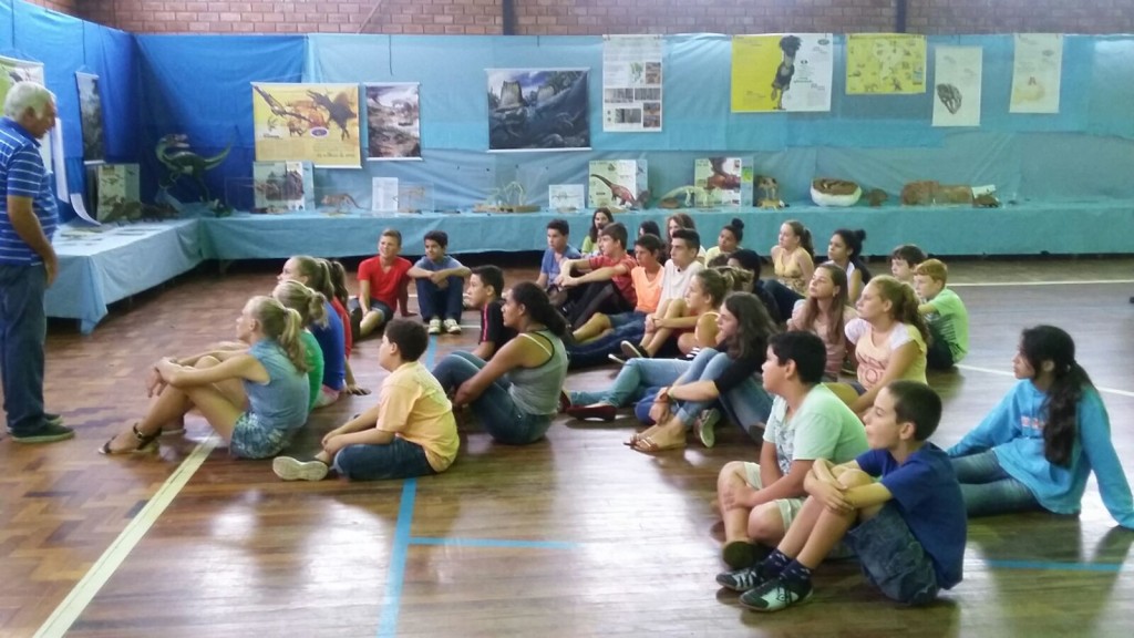 Em Capitão, retorno às atividades escolares é marcado por entrega de agendas e por exposição “viagem ao passado”.