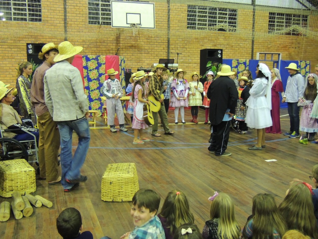 Jantar baile das escolas promove integração entre as famílias