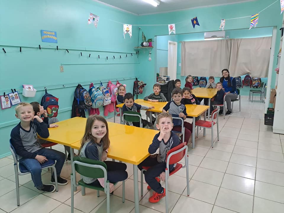 SMECE realiza a entrega de 12 conjuntos escolares infantis para a EMEI BEM QUERER