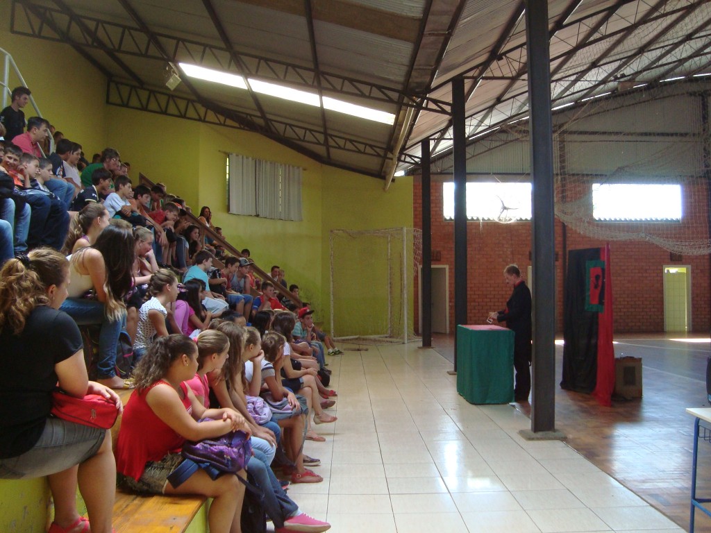 Alunos são recepcionados com show de mágica