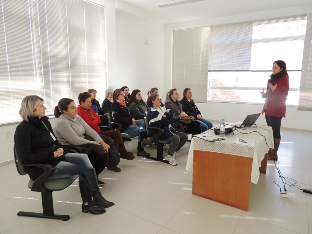 Nutricionista orienta para recebimento de mercadorias e controle de qualidade em reunião com merendeiras