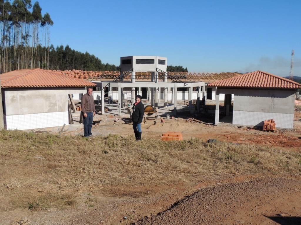Prédio de escola que abrigará ensino fundamental está em estágio avançado de construção