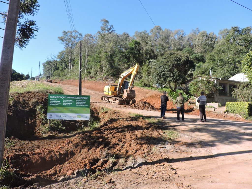 Foto do álbum "Administração Municipal inicia pavimentação referente a última rua do Projeto Avançar Cidades- Mobilidade Urbana", 2022