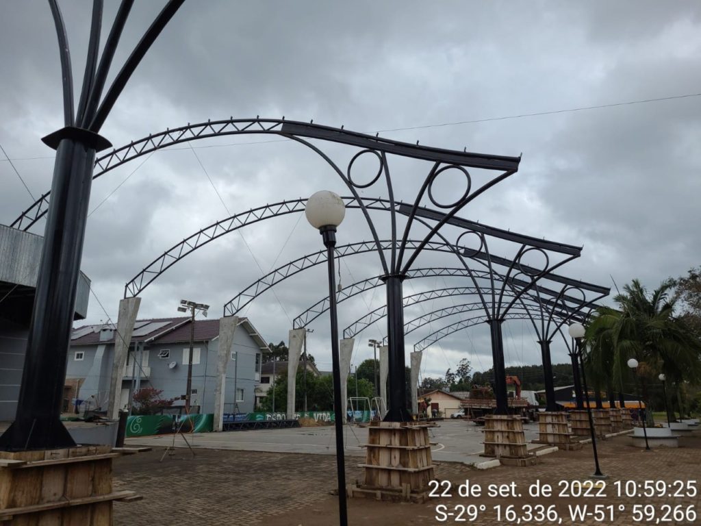 Foto do álbum "Quadra Esportiva da Praça Central recebe cobertura", 2022