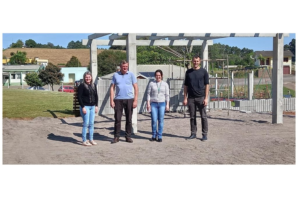 Prefeito Jari, Secretário de Educação, Felipe e representante do Planejamento do Município acompanham andamento da obra do playground da EMEI Mundo Criança